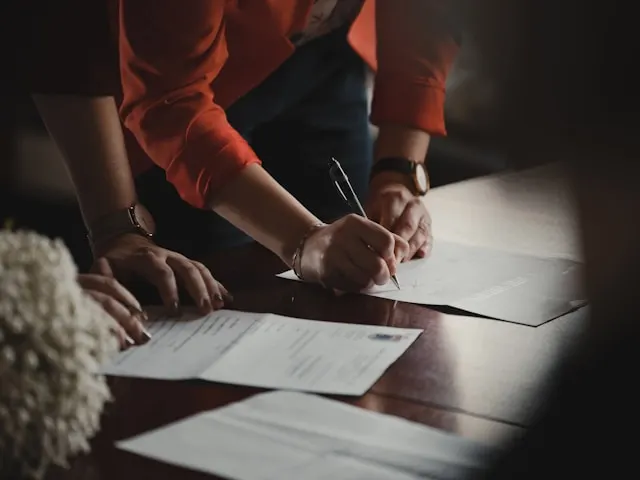 Personnes signant un contrat